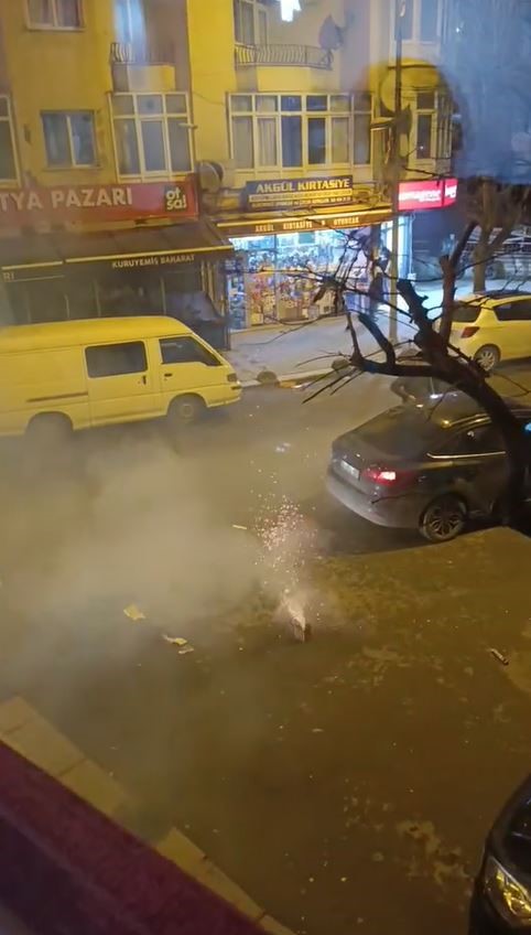 Küçükçekmece’de havai fişekli kutlama sırasında ortalık karıştı
