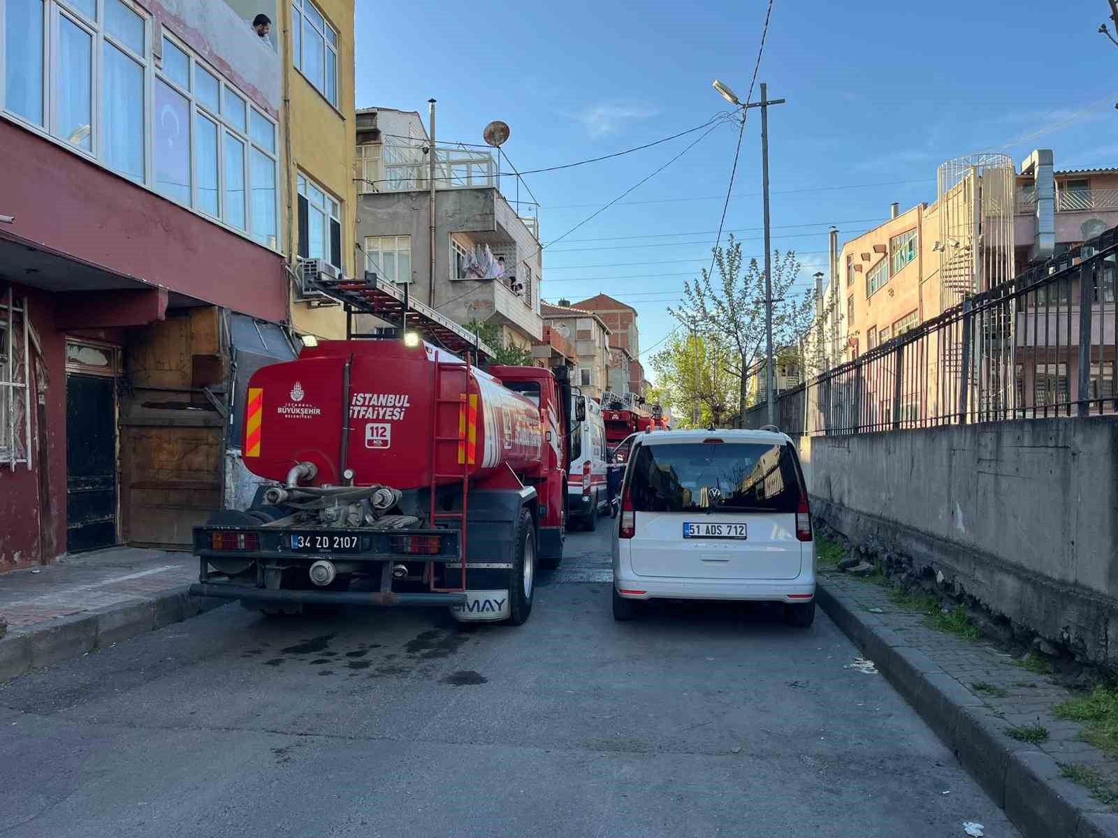 Küçükçekmece’de iki katlı binada çıkan yangın söndürüldü
