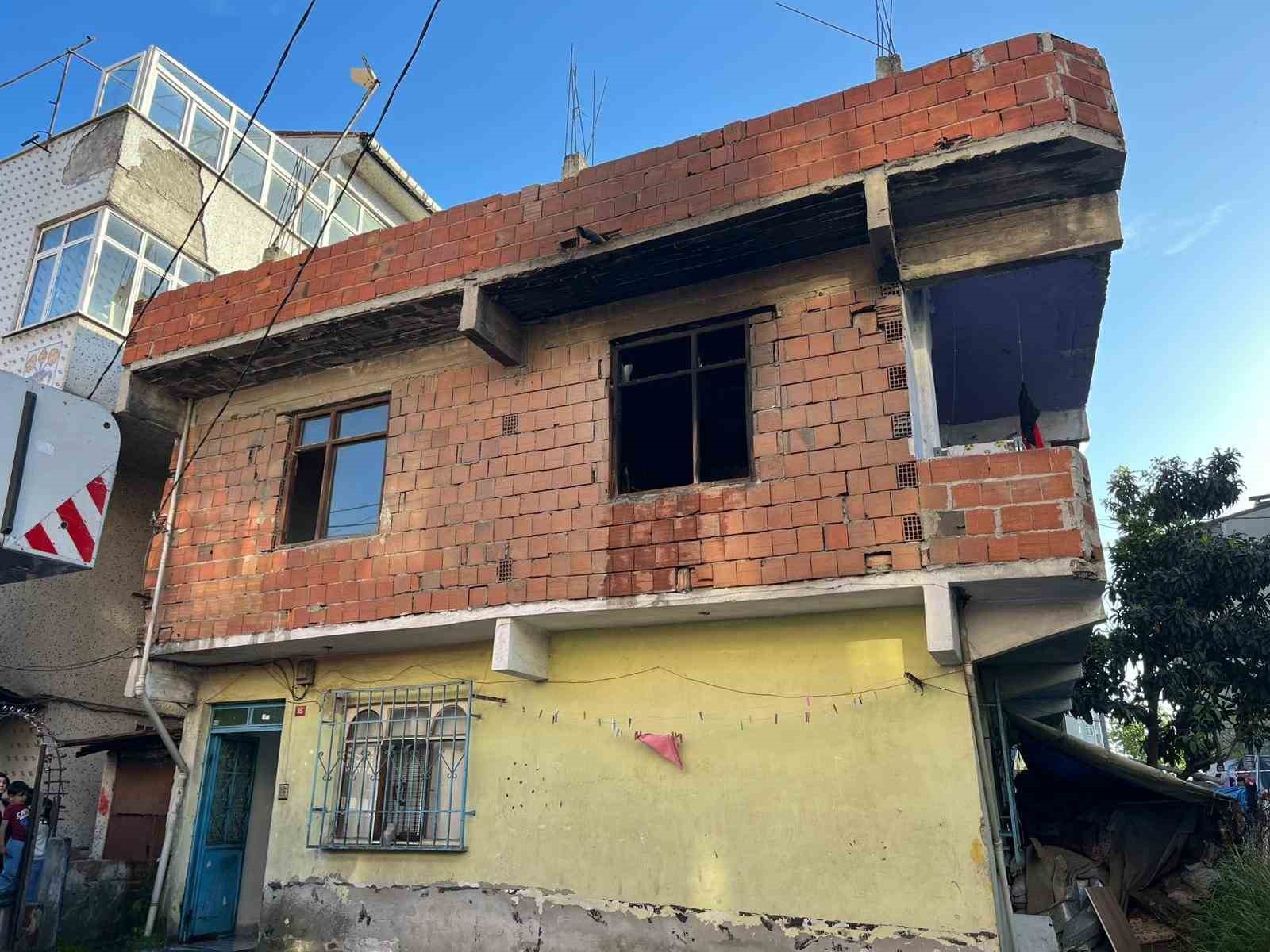 Küçükçekmece’de iki katlı binada çıkan yangın söndürüldü
