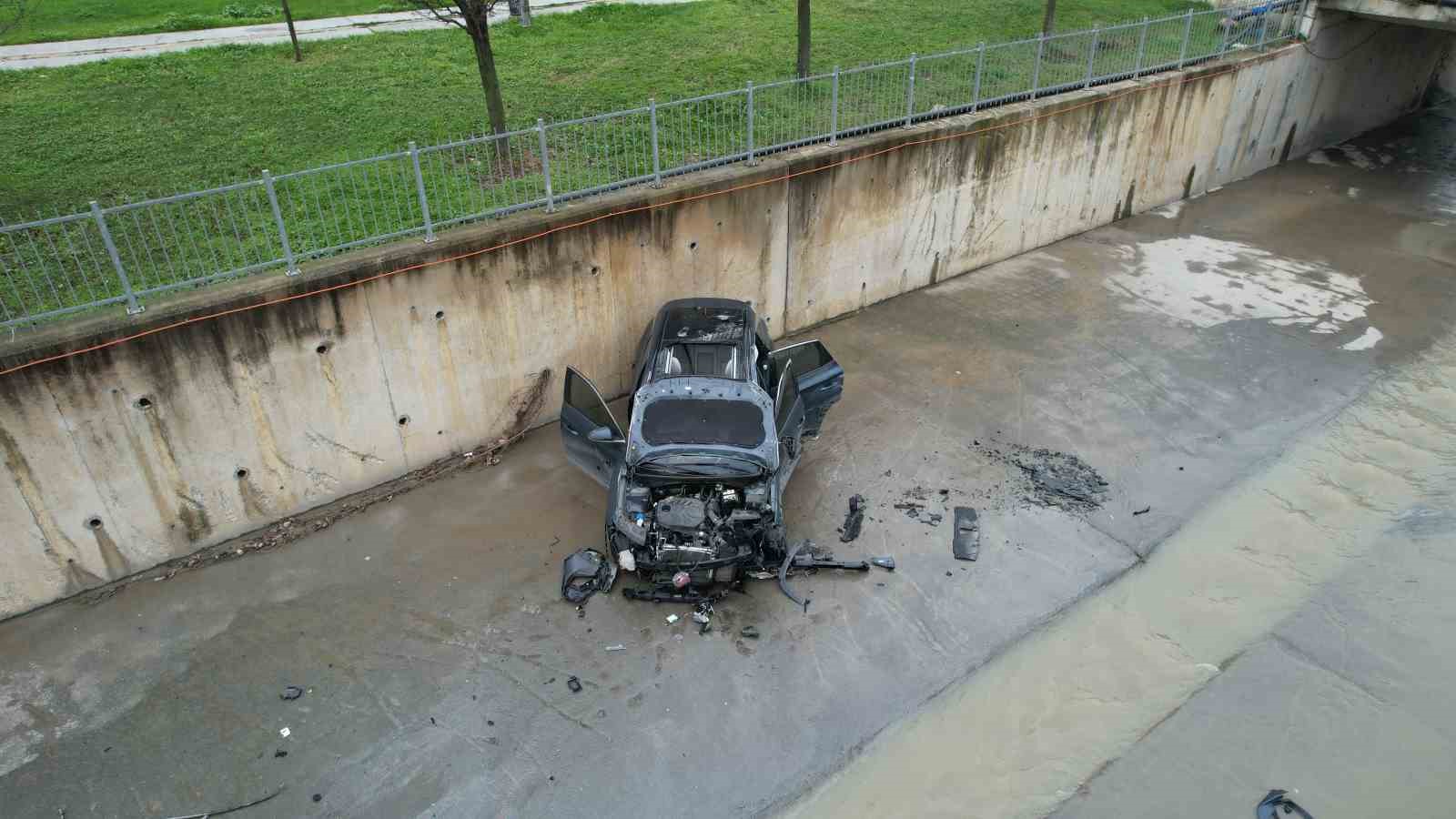 Küçükçekmece’de kazaya karışan araç, dereye uçtu
