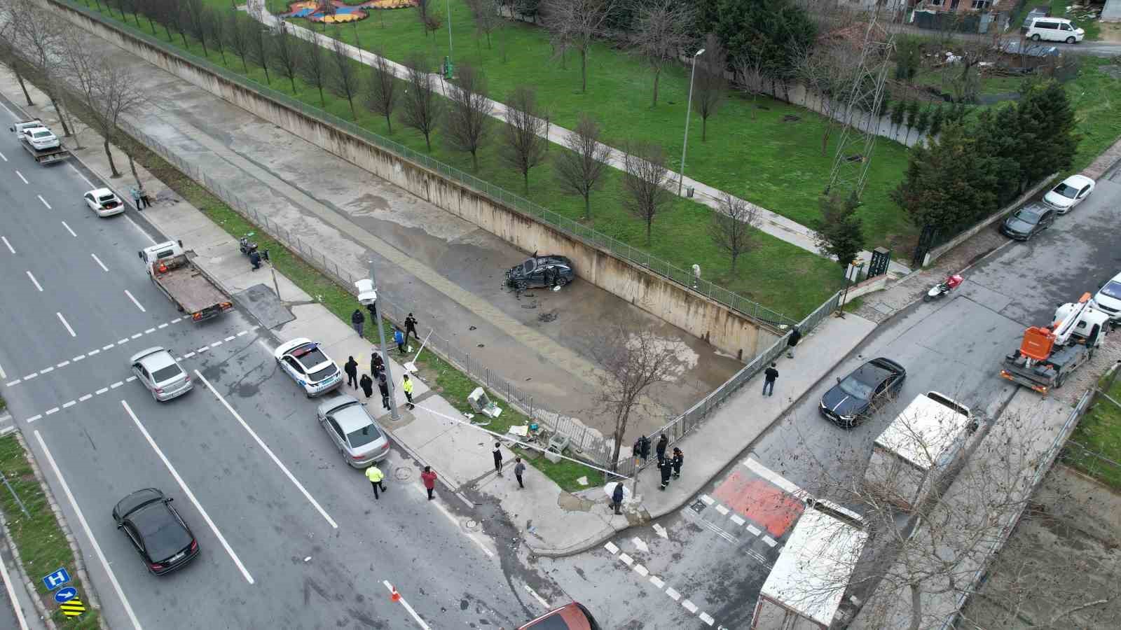 Küçükçekmece’de kazaya karışan araç, dereye uçtu

