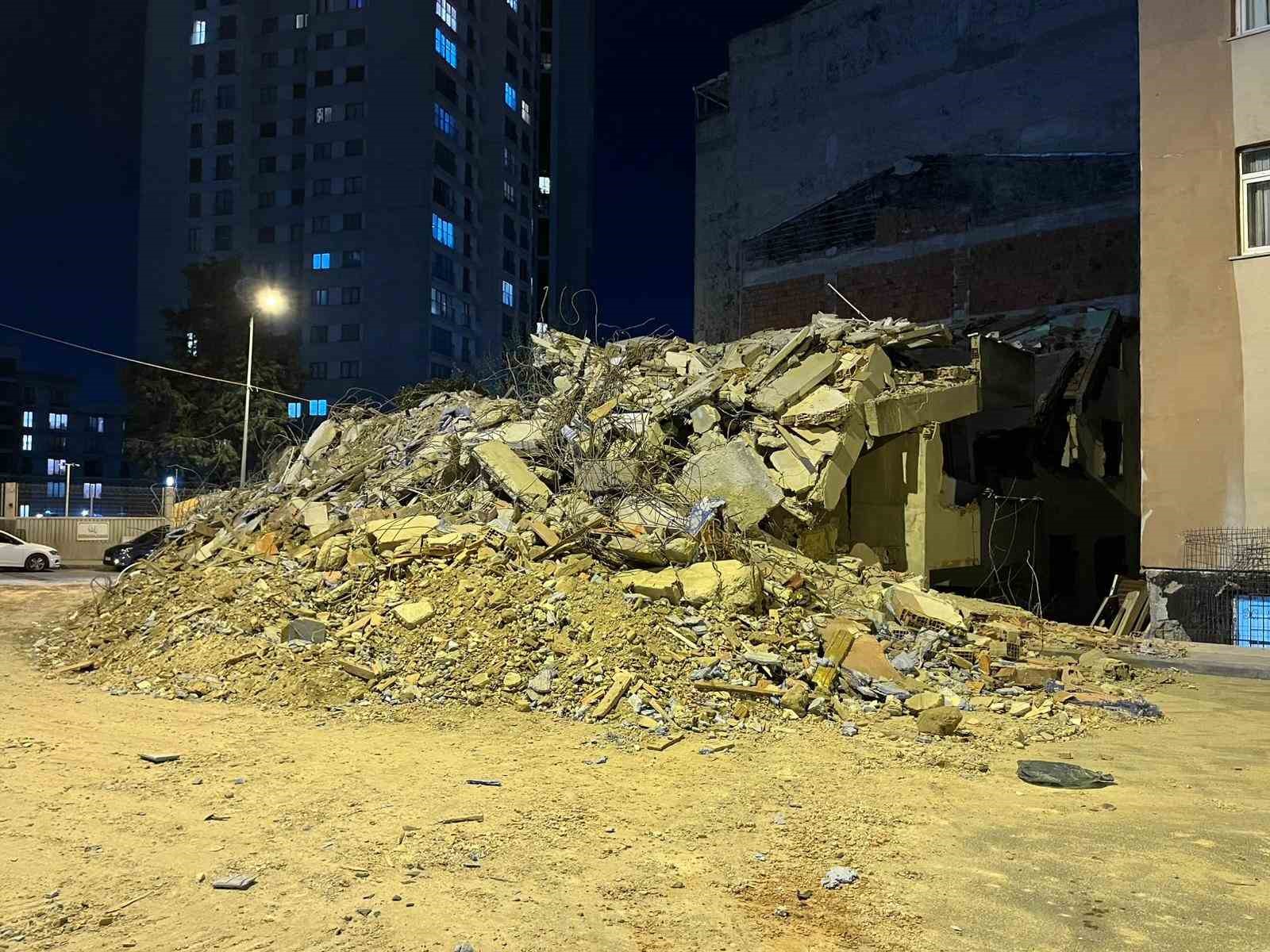 Küçükçekmece’de kentsel dönüşümdeki bina tek darbeyle yıkıldı
