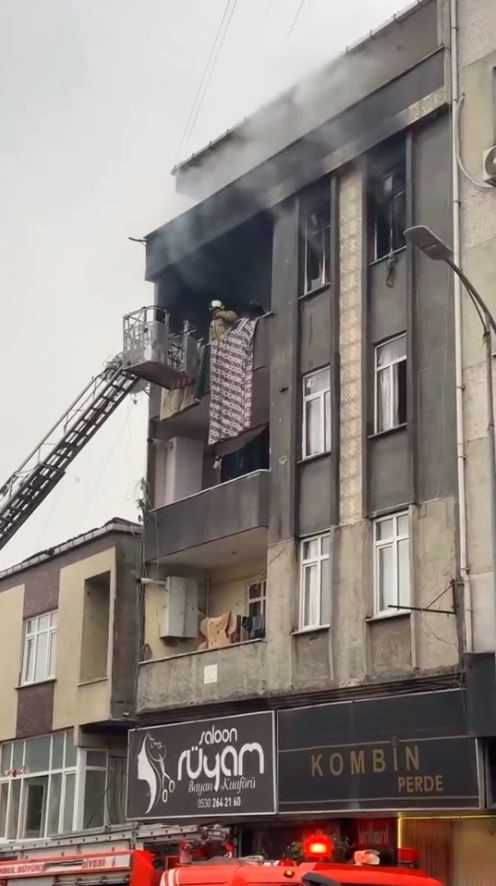 Küçükçekmece’de korkutan yangın: 5 kişi dumandan etkilendi
