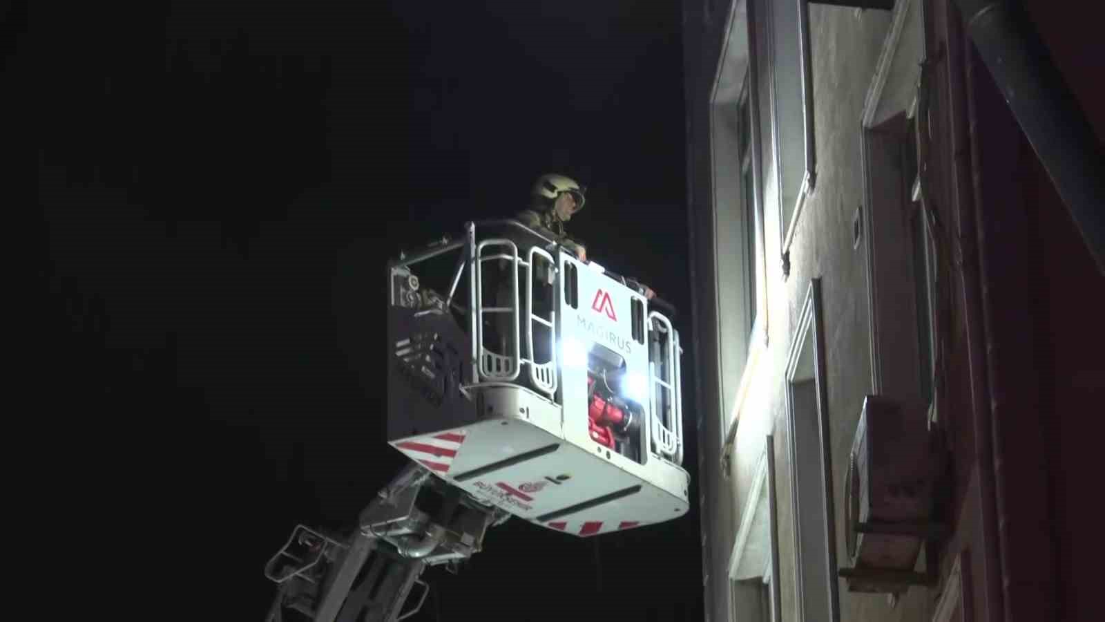 Küçükçekmece’de otel yangınında mahsur kalan iki kişi kurtarıldı
