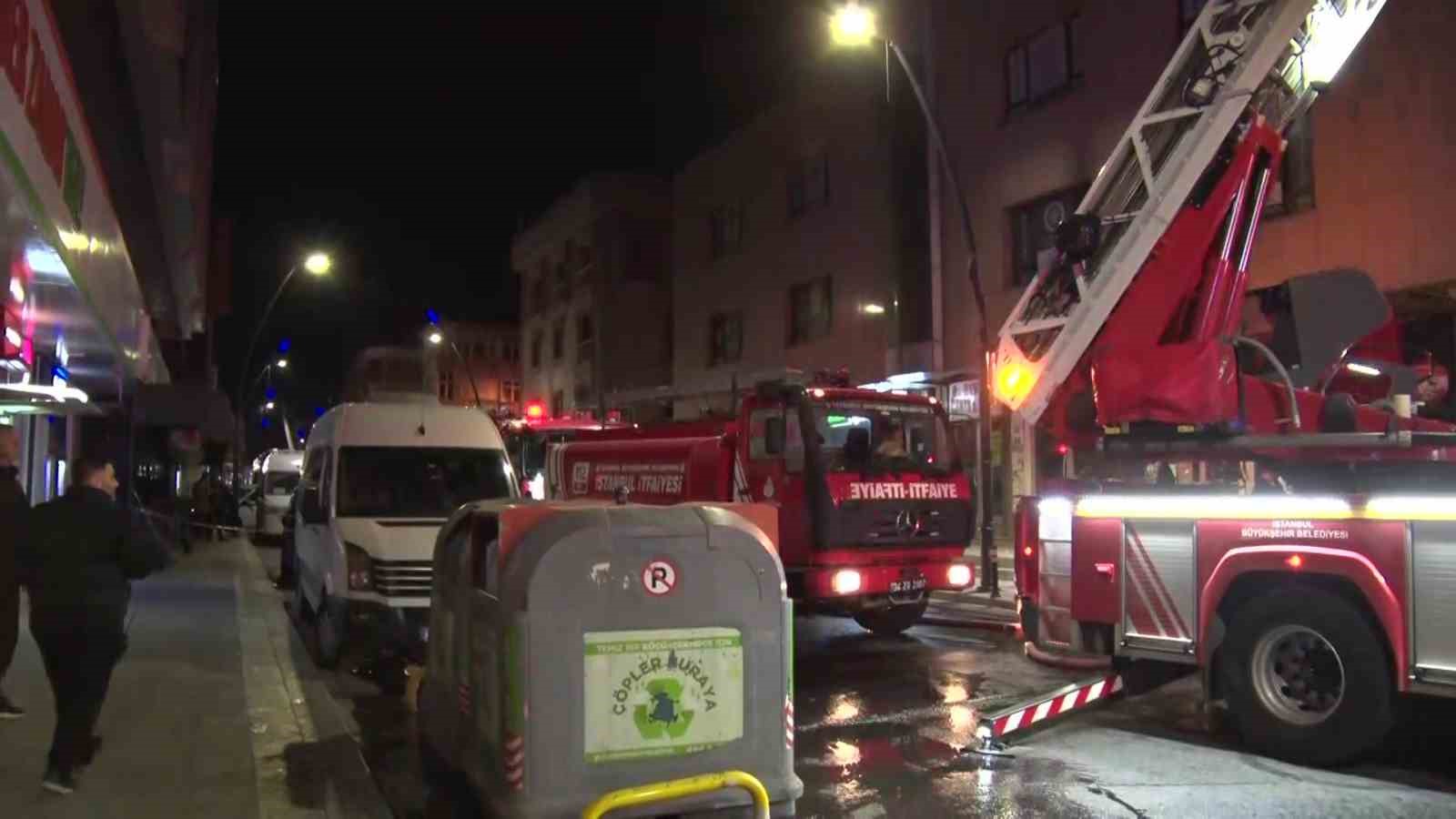 Küçükçekmece’de otel yangınında mahsur kalan iki kişi kurtarıldı
