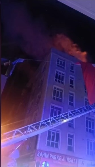 Küçükçekmece’de otel yangınında mahsur kalan iki kişi kurtarıldı
