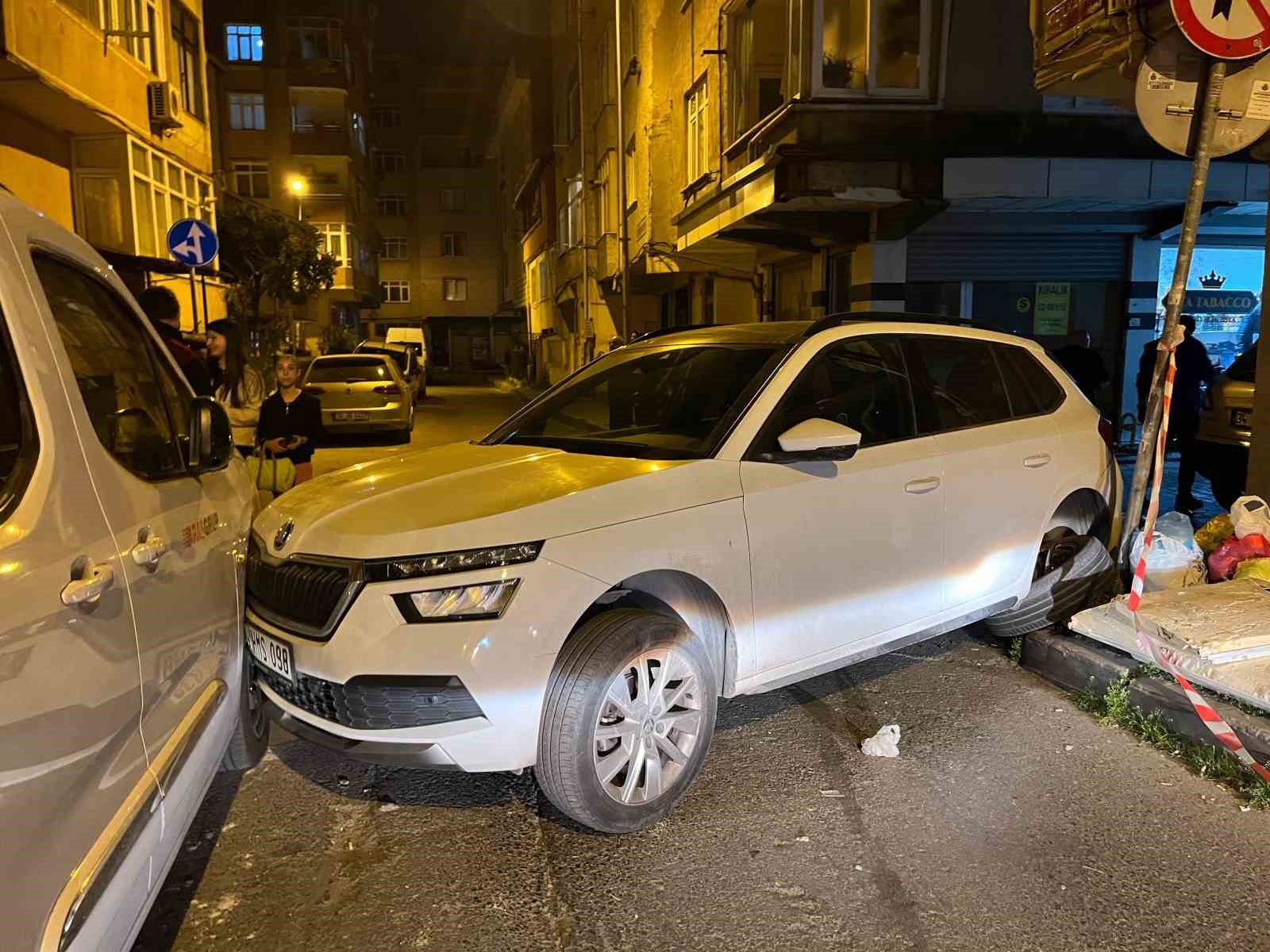 Küçükçekmece’de polis ekiplerinden kaçmaya çalışan motosikletli şahıslar kaza yaptı
