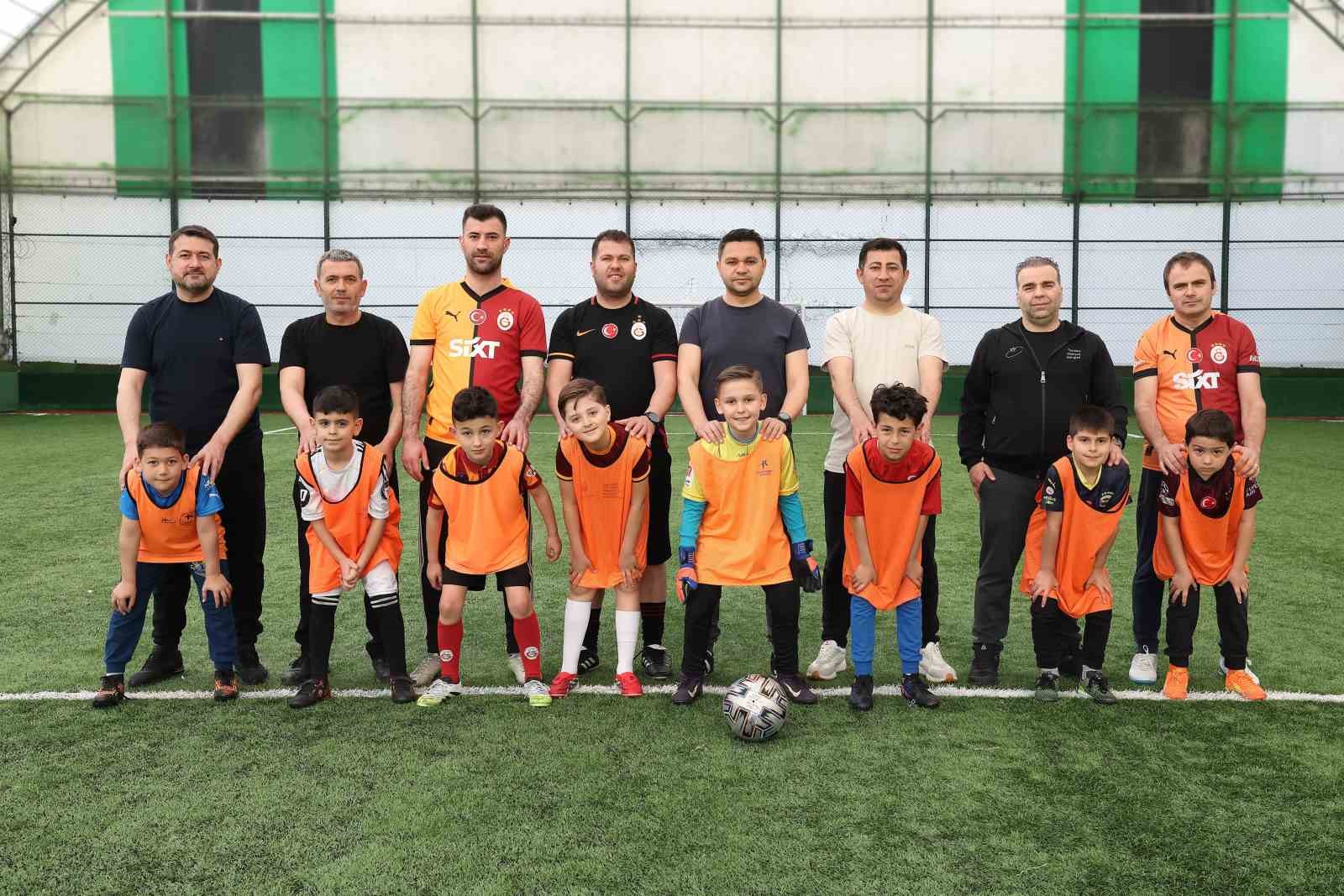 Küçükçekmece’de renkli maç: babalar ve oğulları futbol heyecanı yaşadı
