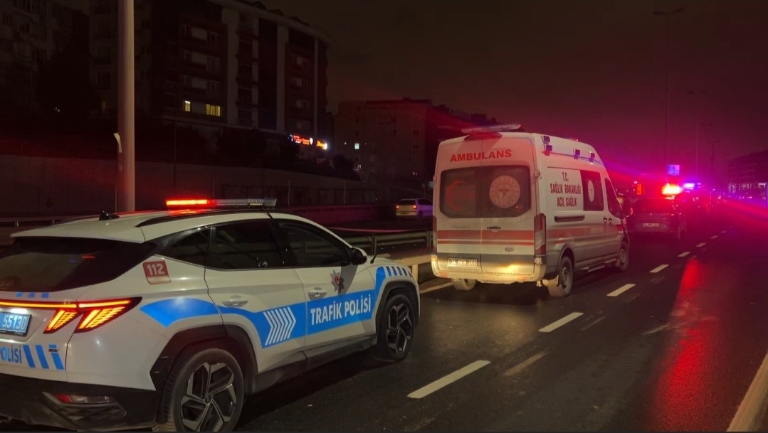 Küçükçekmece’de seyir halindeki motosiklet, temizlik aracının altına girdi: 2 ölü
