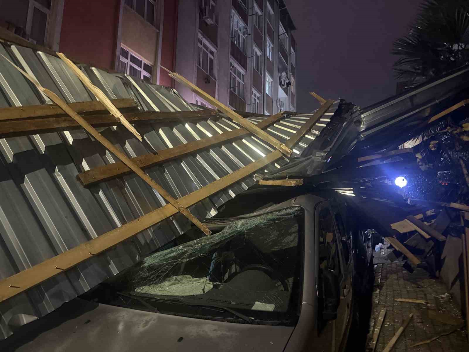 Küçükçekmece’de şiddetli rüzgar çatıyı uçurdu: Araçlar zarar gördü
