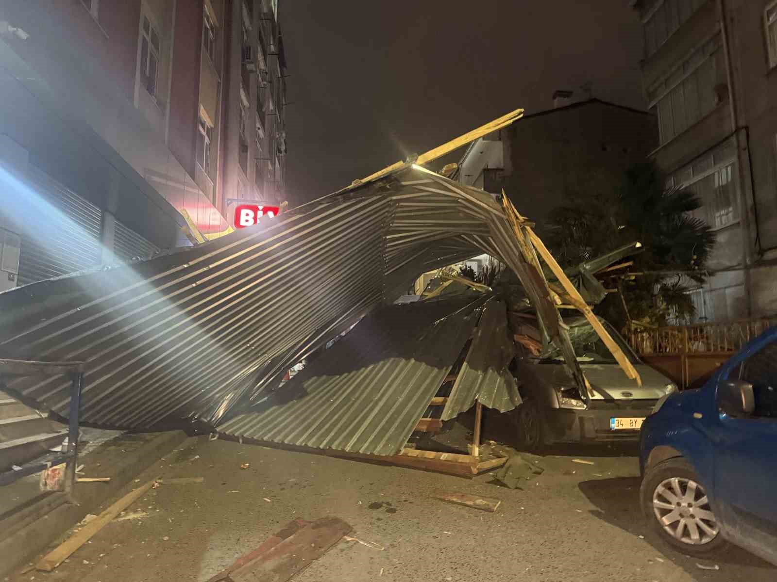 Küçükçekmece’de şiddetli rüzgar çatıyı uçurdu: Araçlar zarar gördü
