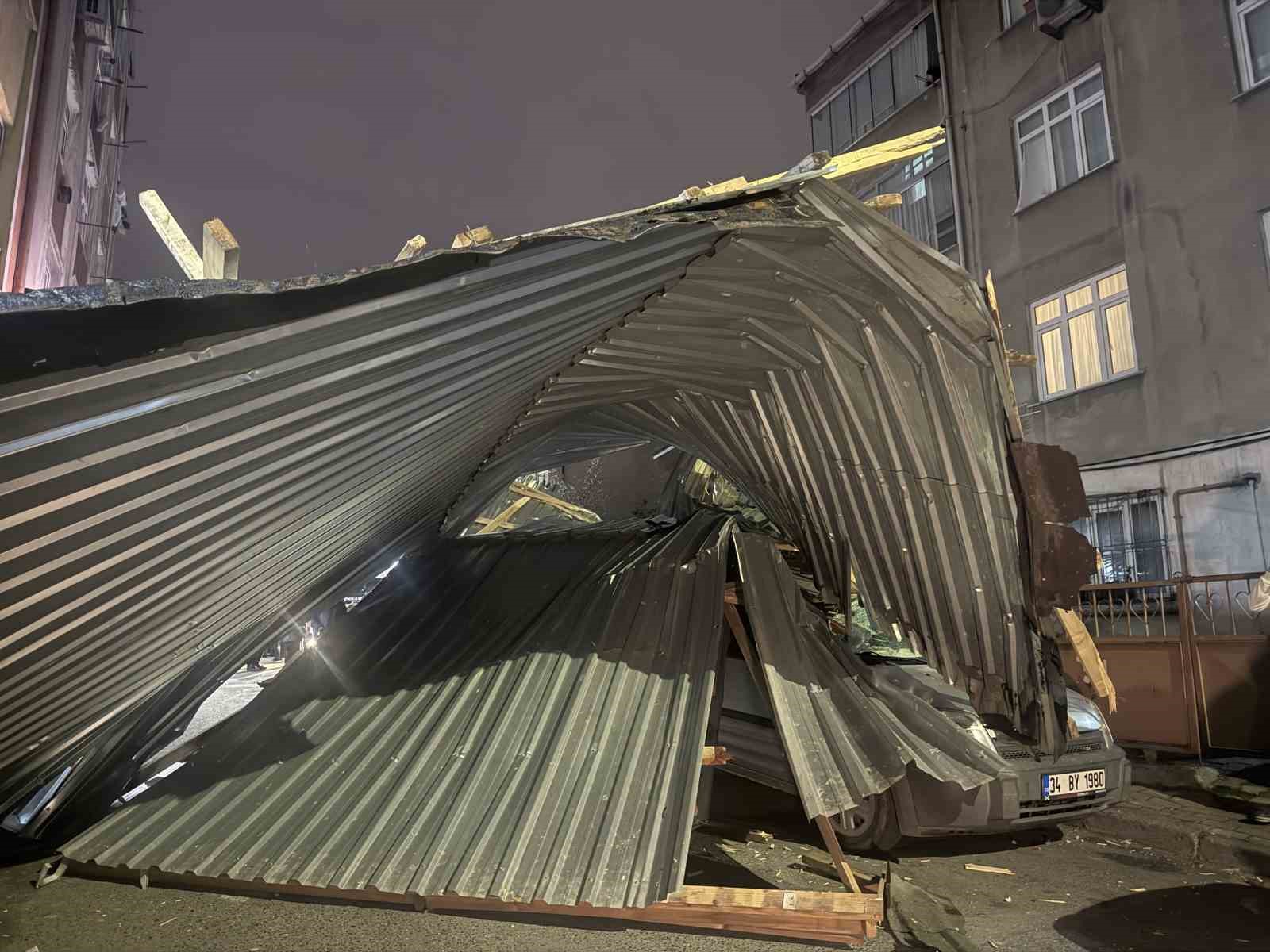 Küçükçekmece’de şiddetli rüzgar çatıyı uçurdu: Araçlar zarar gördü
