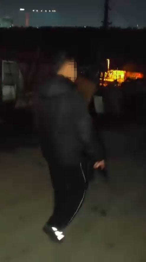 Küçükçekmece’de sokakta uzun namlulu silahla dolaştı, o anları kayda aldı
