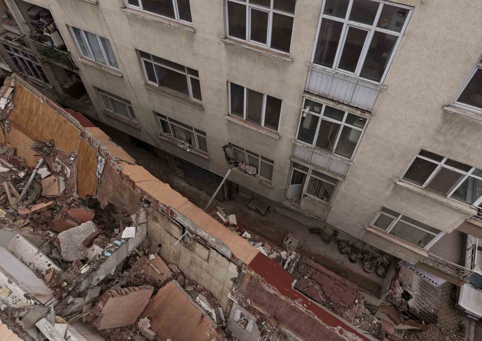 Küçükçekmece’de yıkımı yapılan binadan kopan beton parçaları yan binanın üzerine düştü
