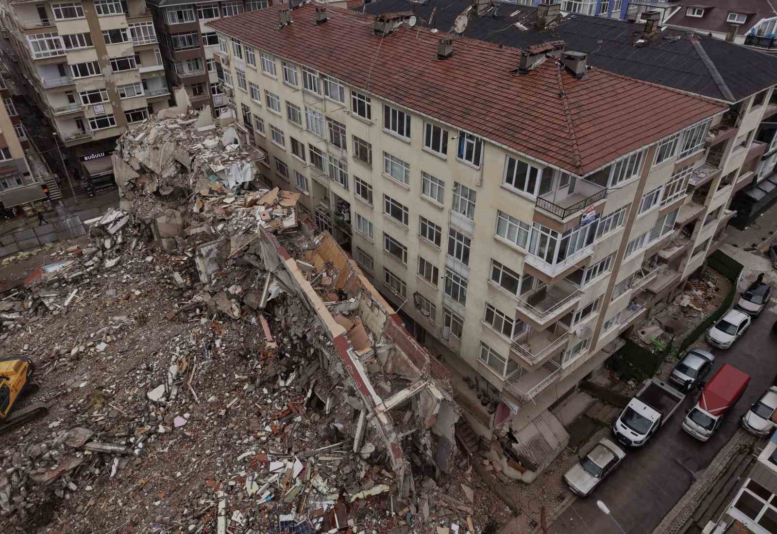 Küçükçekmece’de yıkımı yapılan binadan kopan beton parçaları yan binanın üzerine düştü
