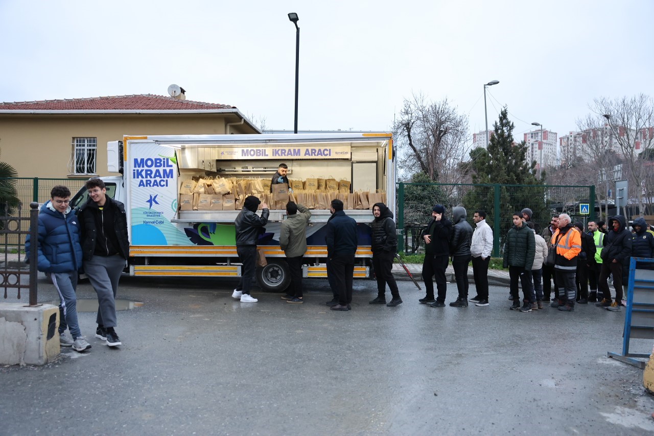 Küçükçekmeceliler, iftar sofralarında bereketi paylaşıyor
