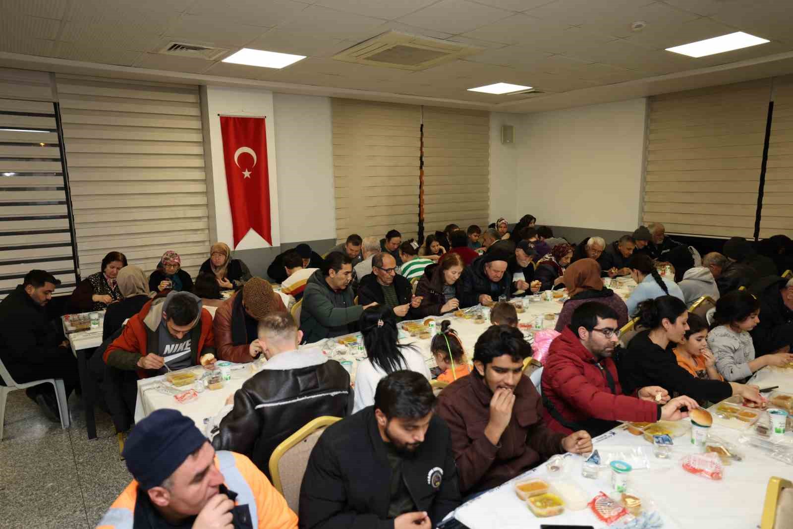 Küçükçekmeceliler, iftar sofralarında bereketi paylaşıyor
