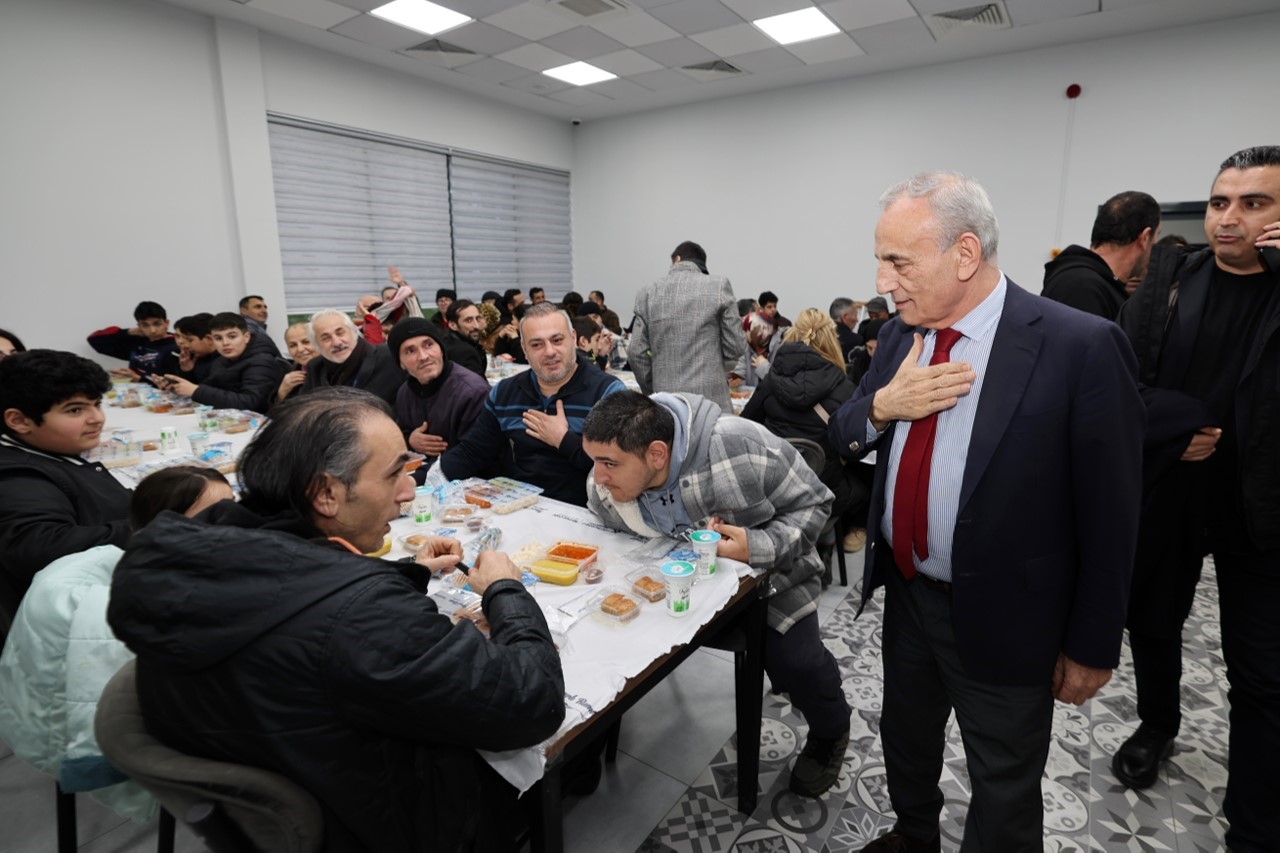 Küçükçekmeceliler, iftar sofralarında bereketi paylaşıyor
