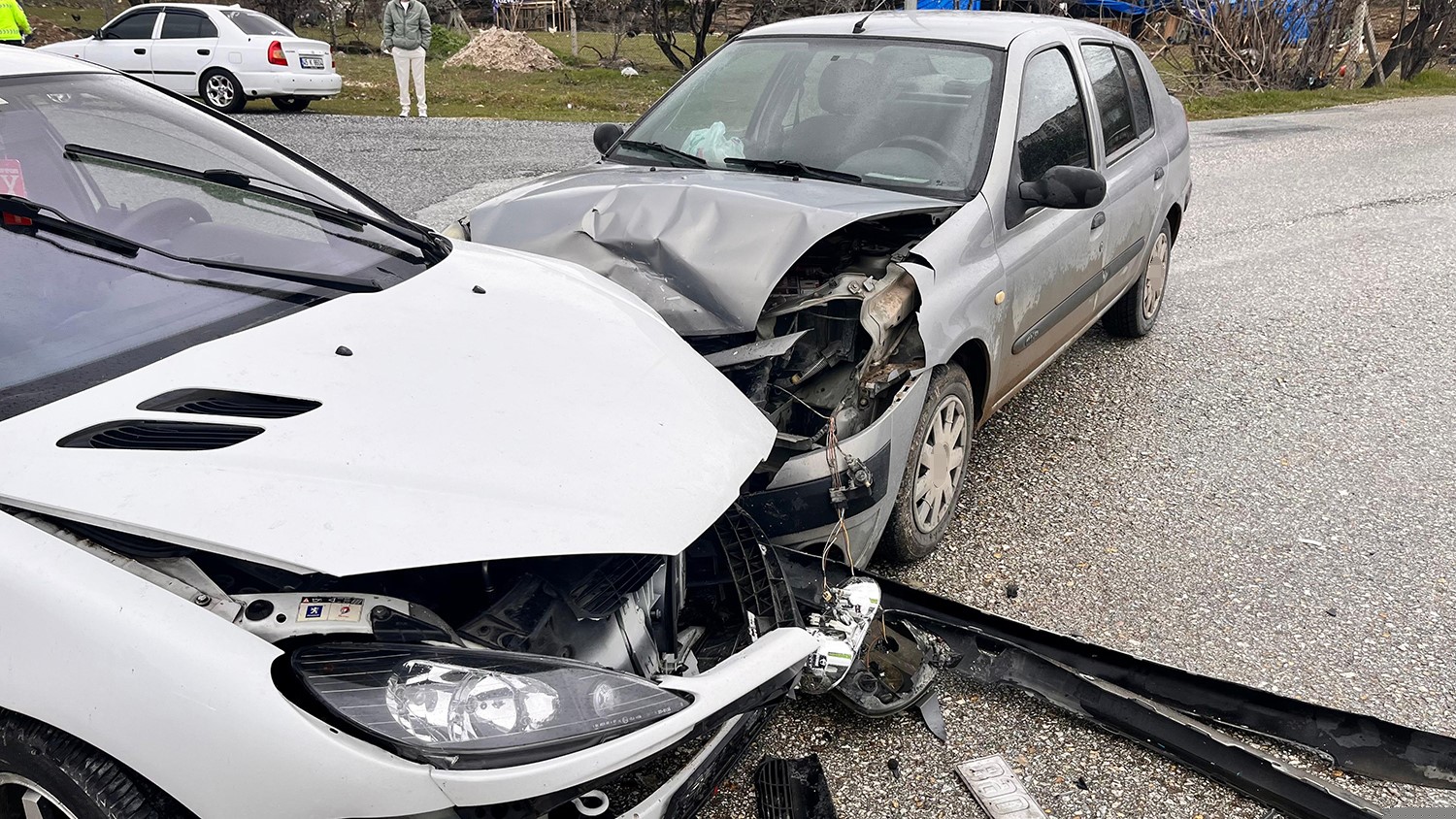 Kula’da yarım saat arayla iki kaza: 5 yaralı
