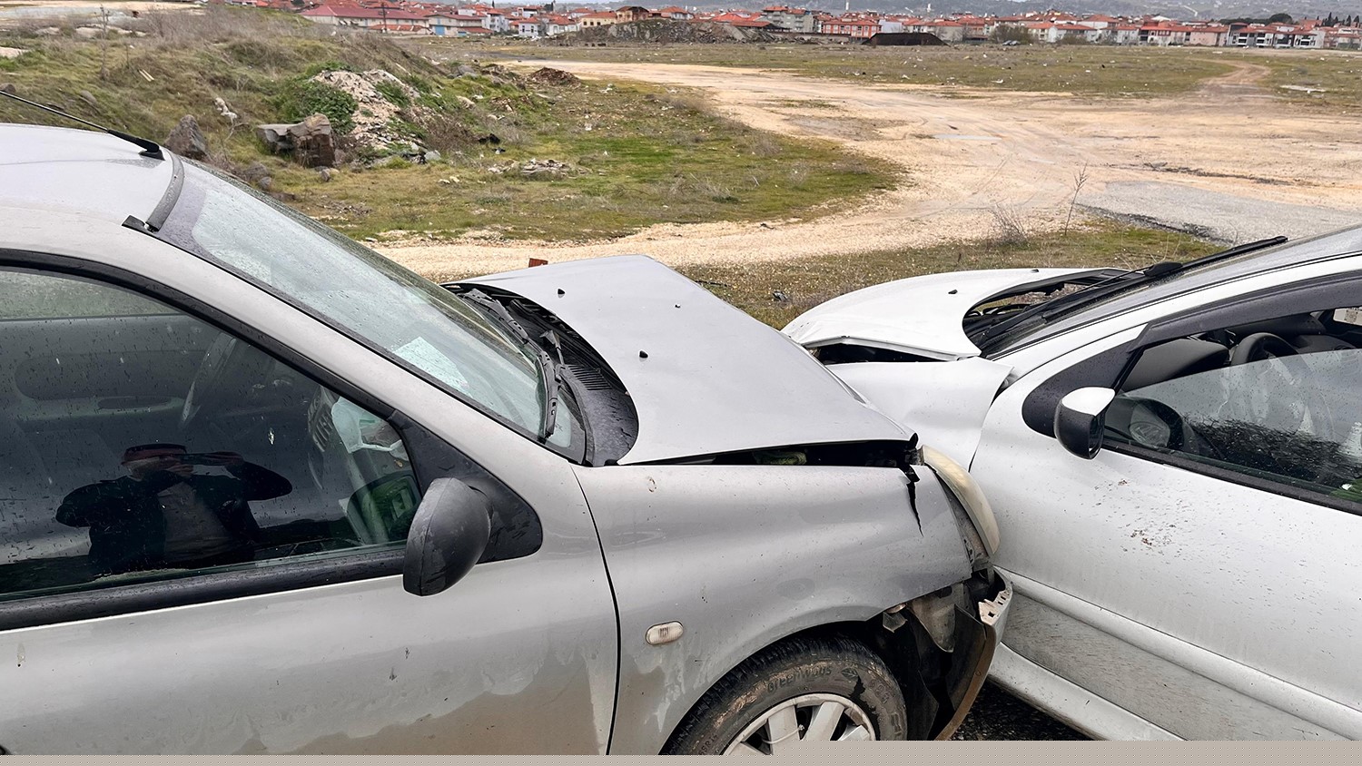 Kula’da yarım saat arayla iki kaza: 5 yaralı
