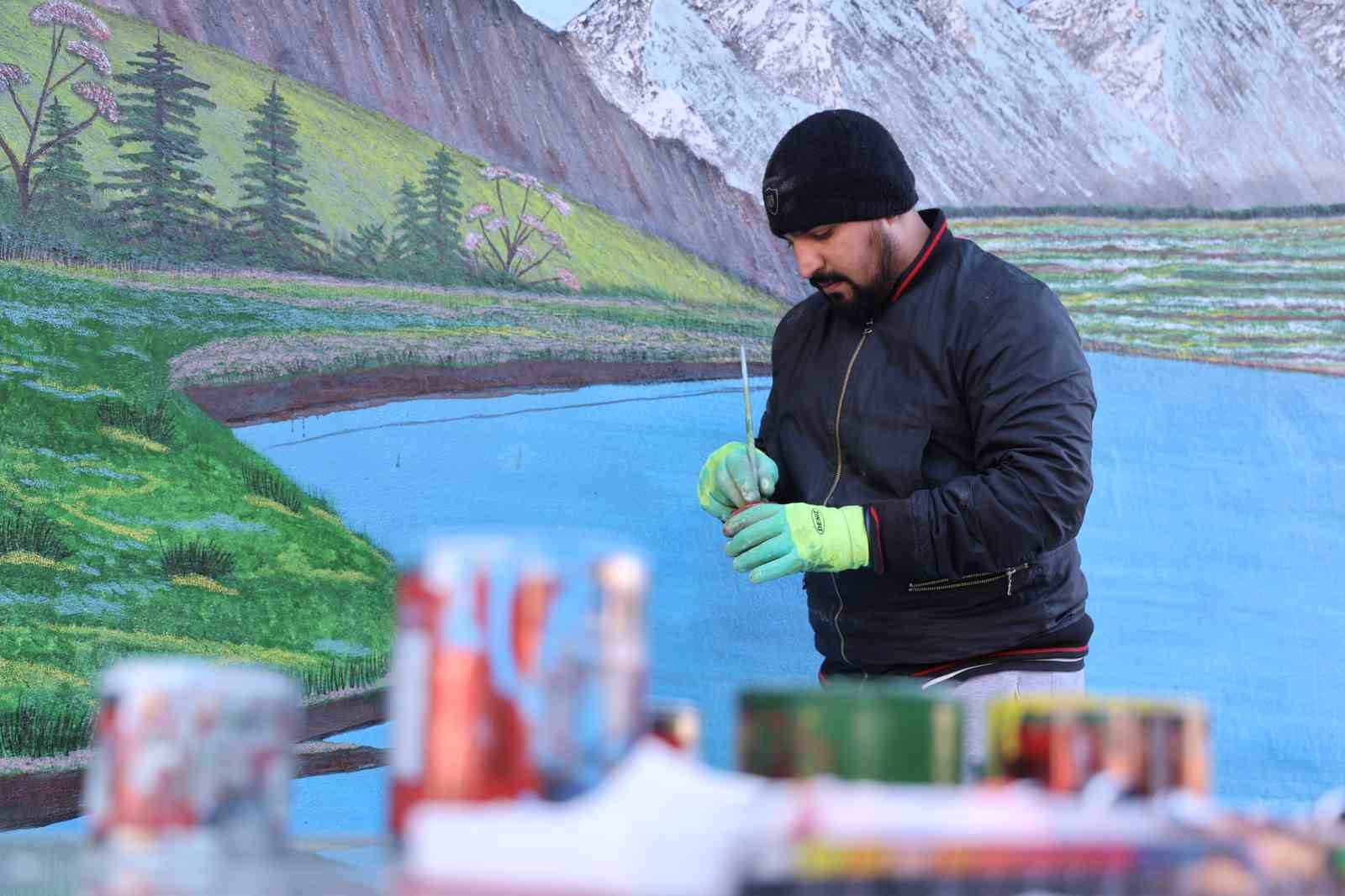 Kule vinçten tuvale: Kırşehir’de operatörün sanat yolculuğu
