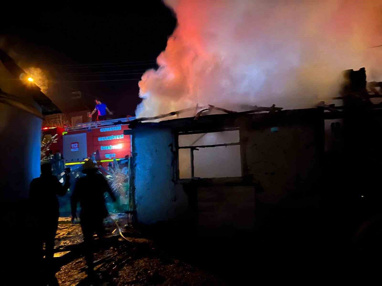 Kullanılmayan ev alev alev yandı
