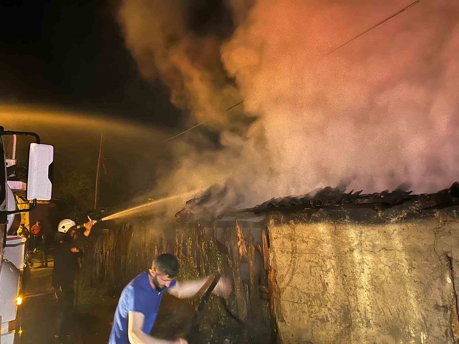 Kullanılmayan ev alev alev yandı
