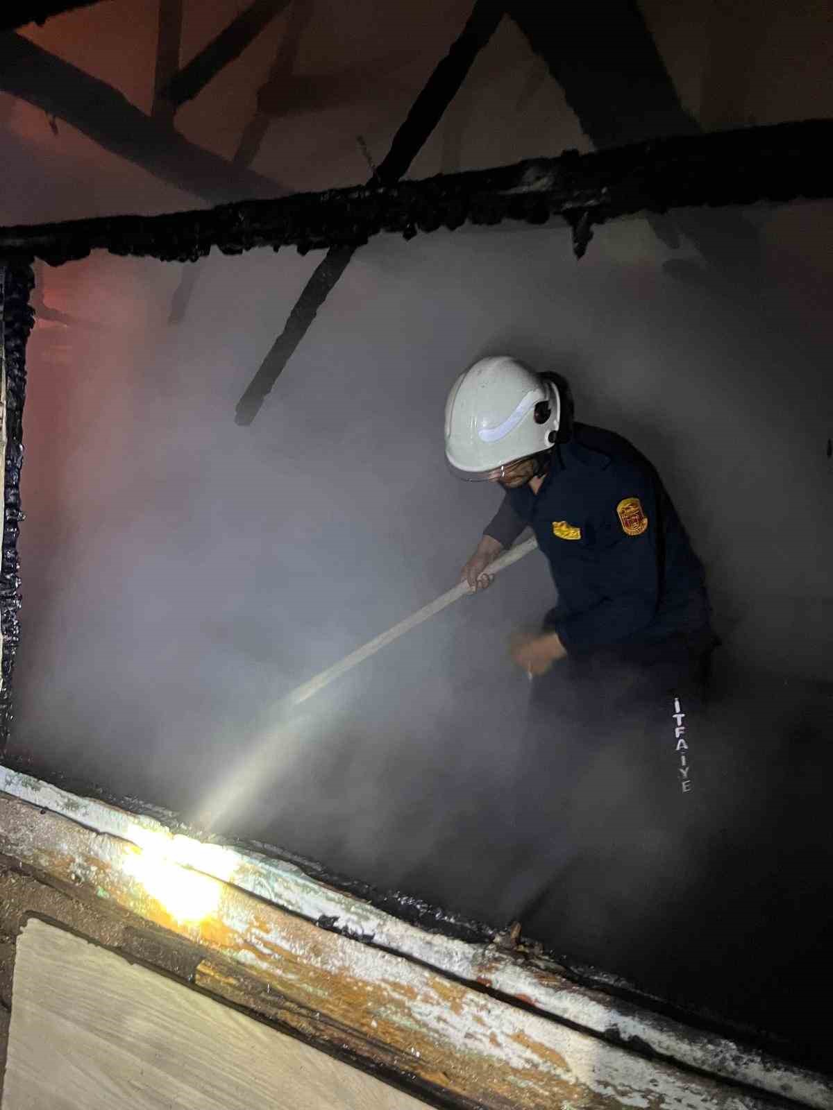 Kullanılmayan ev alev alev yandı
