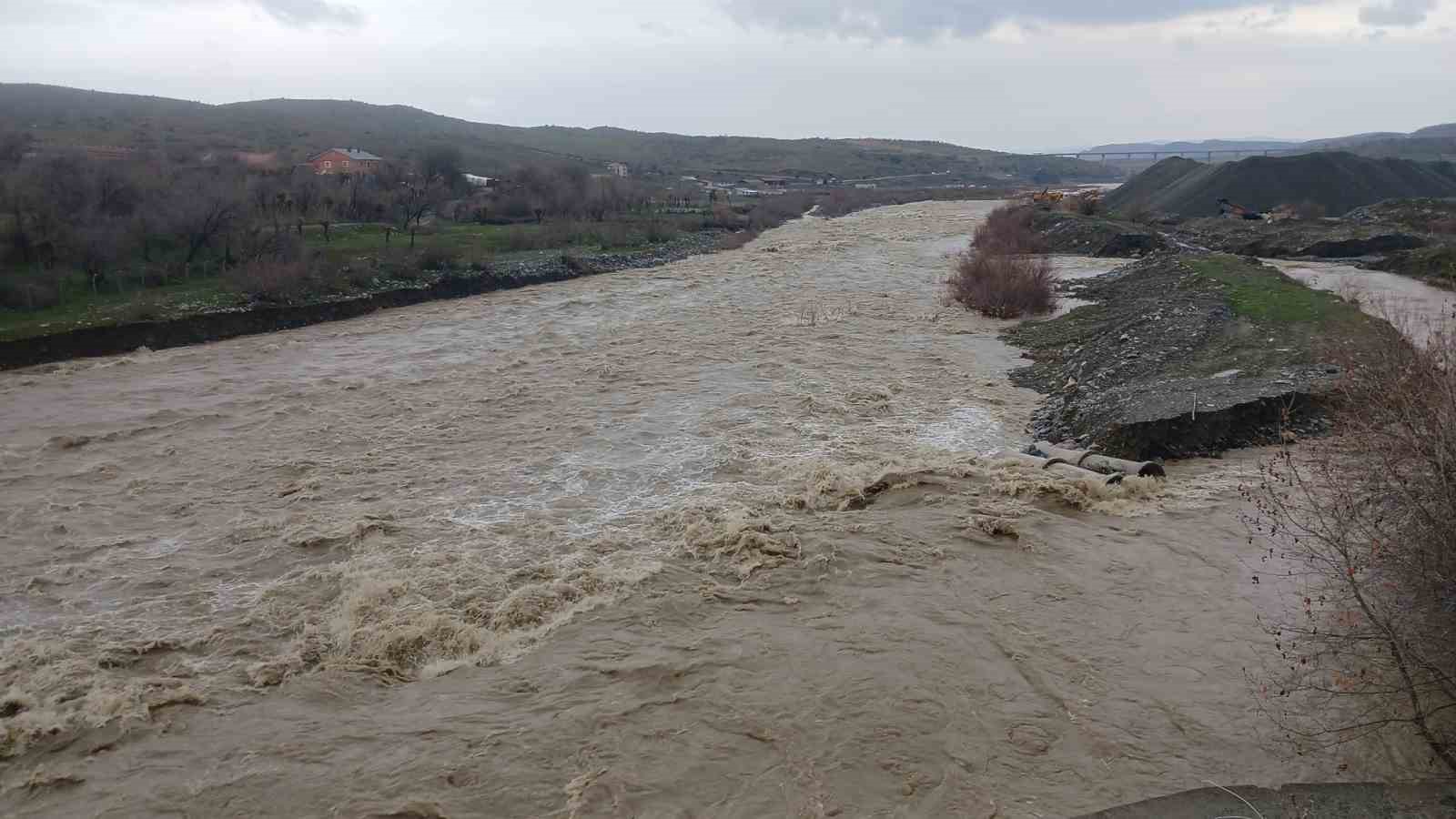 Kulp Çayı taştı: Yağış ve kar erimesiyle debi rekor seviyeye çıktı
