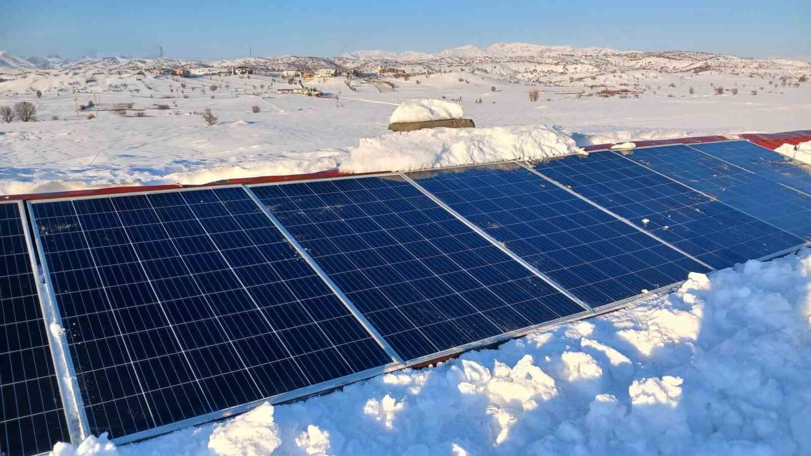 Kulp kırsalında kar, güneş panellerini etkiledi
