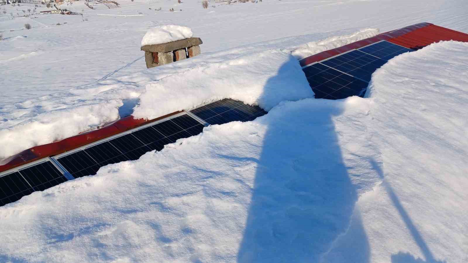 Kulp kırsalında kar, güneş panellerini etkiledi
