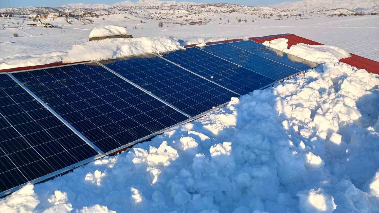 Kulp kırsalında kar, güneş panellerini etkiledi
