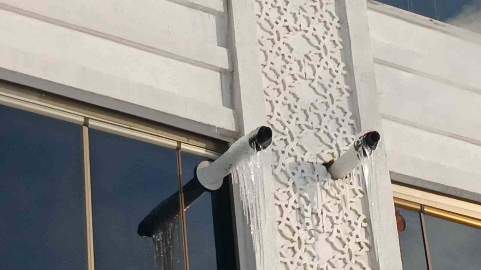 Kulp’ta çatılarda buz sarkıtları oluştu
