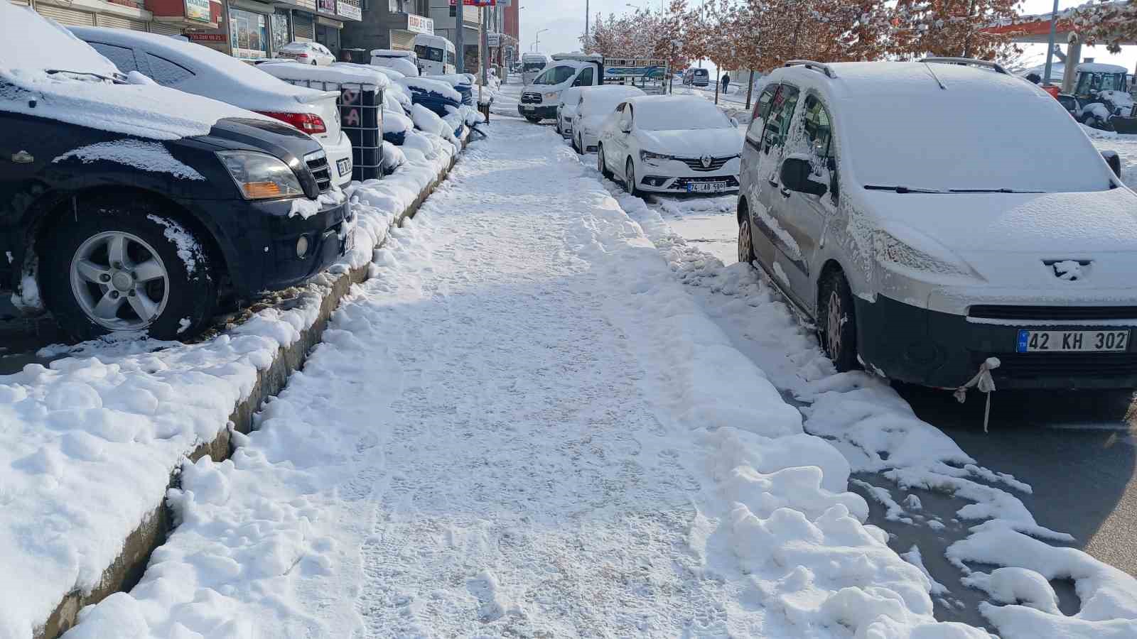 Kulp’ta çatılarda buz sarkıtları oluştu
