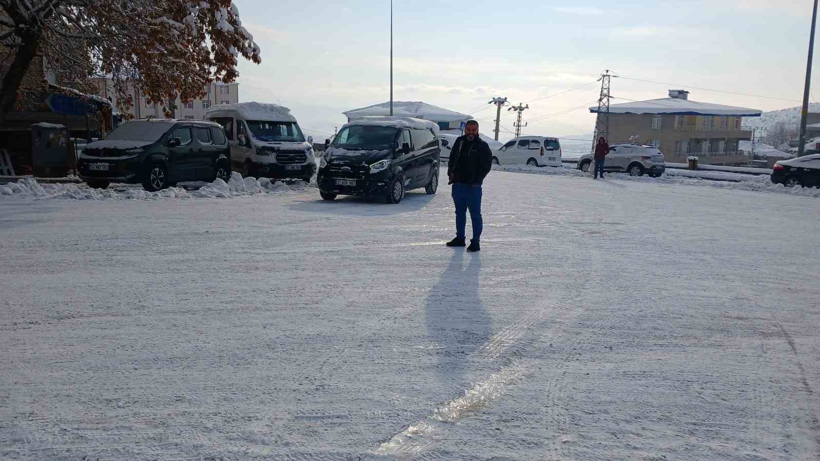 Kulp’ta çatılarda buz sarkıtları oluştu
