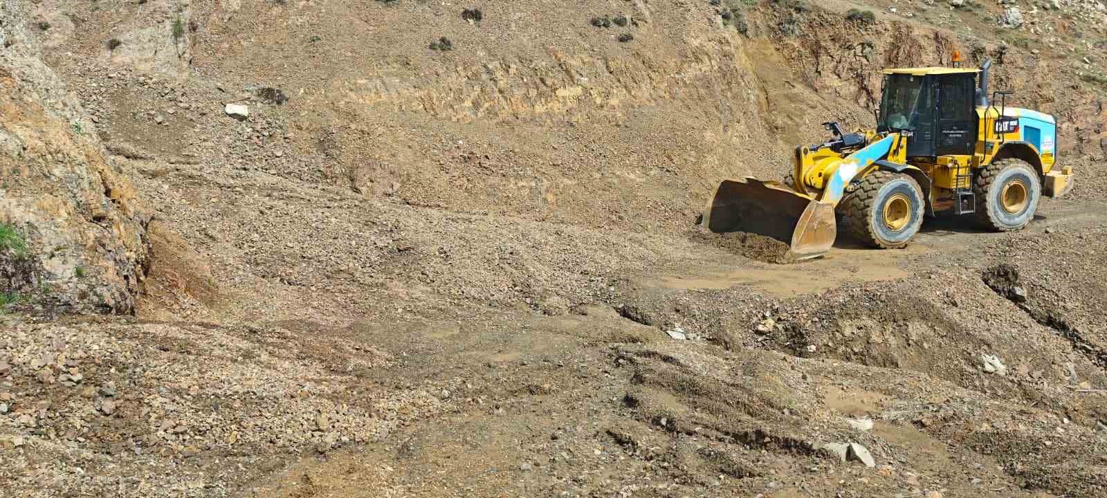 Kulp’ta çığ ve heyelan nedeniyle hasar gören yollar onarılıyor
