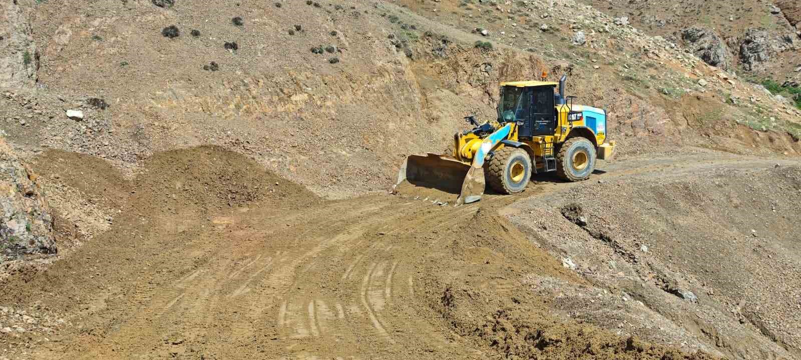 Kulp’ta çığ ve heyelan nedeniyle hasar gören yollar onarılıyor
