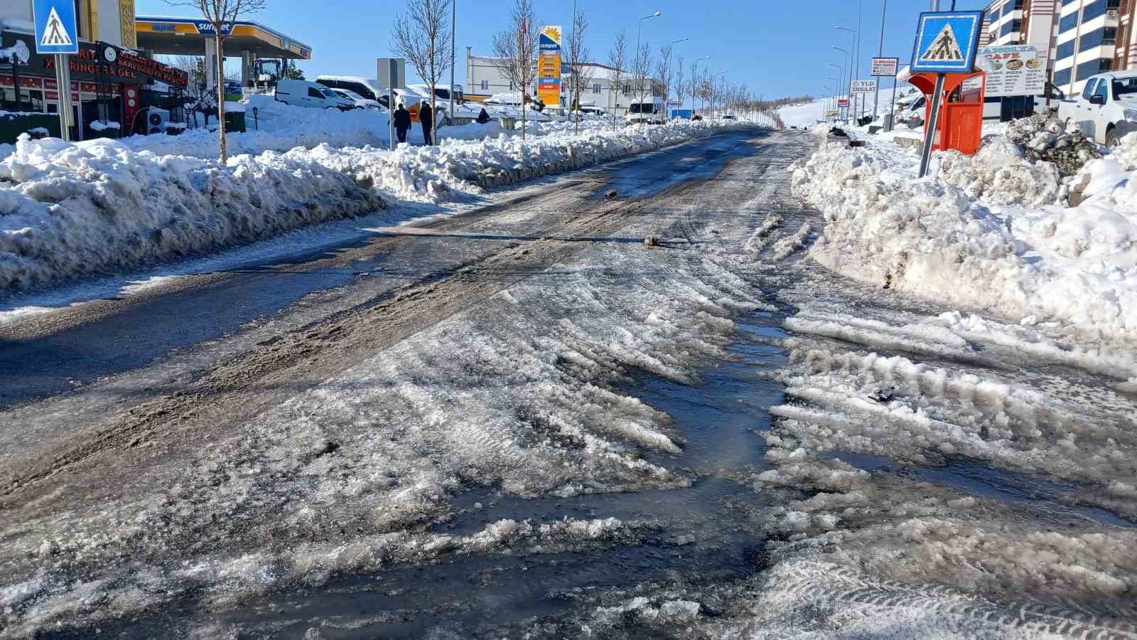 Kulp’ta dondurucu soğuk günlük yaşamı felç etti
Kulp’ta dondurucu soğuk günlük yaşamı felç etti