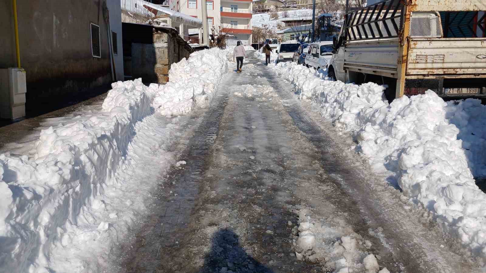 Kulp’ta dondurucu soğuk günlük yaşamı felç etti
Kulp’ta dondurucu soğuk günlük yaşamı felç etti