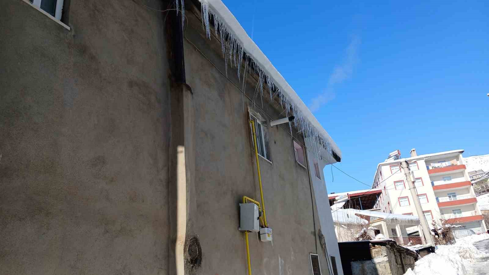 Kulp’ta dondurucu soğuk günlük yaşamı felç etti
Kulp’ta dondurucu soğuk günlük yaşamı felç etti