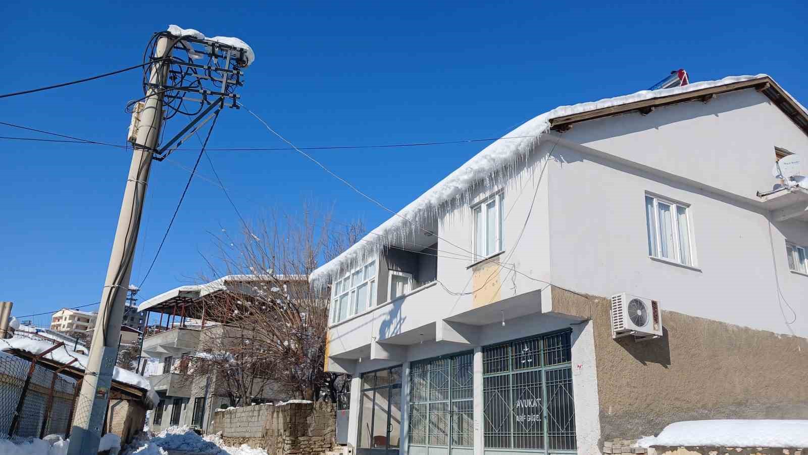 Kulp’ta dondurucu soğuk günlük yaşamı felç etti
Kulp’ta dondurucu soğuk günlük yaşamı felç etti