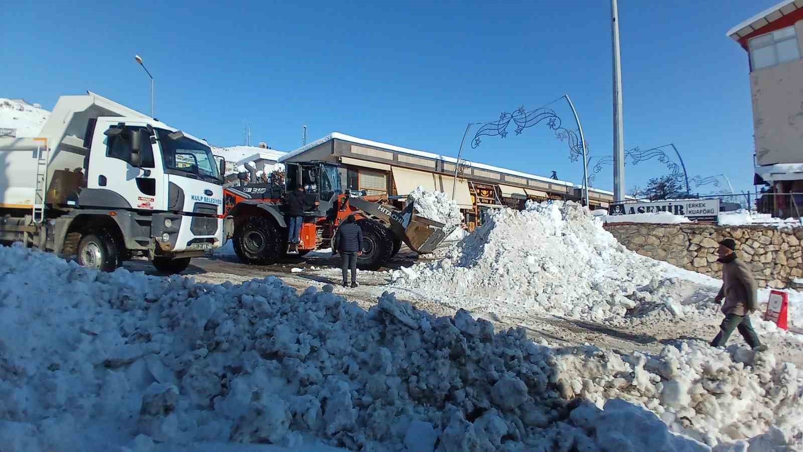 Kulp’ta dondurucu soğuk günlük yaşamı felç etti
Kulp’ta dondurucu soğuk günlük yaşamı felç etti