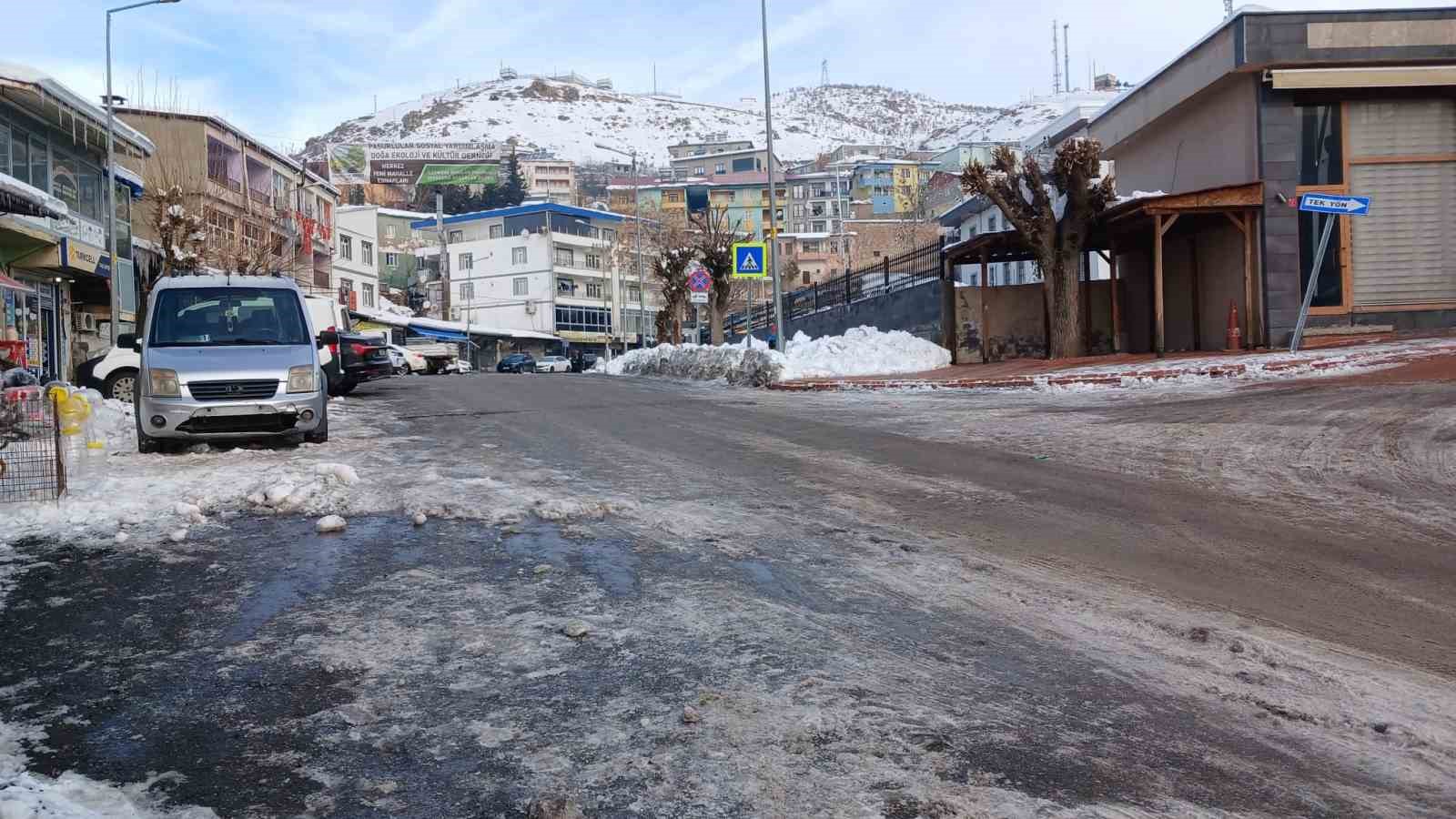 Kulp’ta dondurucu soğuklar hayatı durma noktasına getirdi
