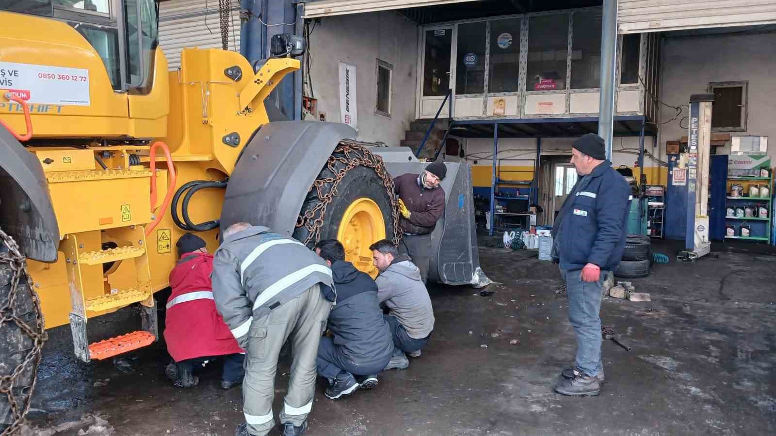 Kulp’ta dondurucu soğuklar oto tamircilerini zorluyor

