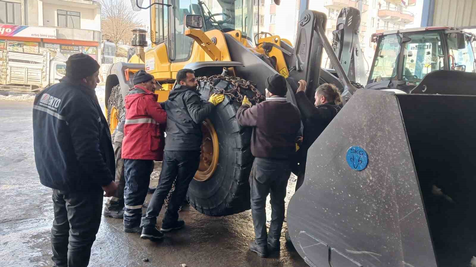 Kulp’ta dondurucu soğuklar oto tamircilerini zorluyor
