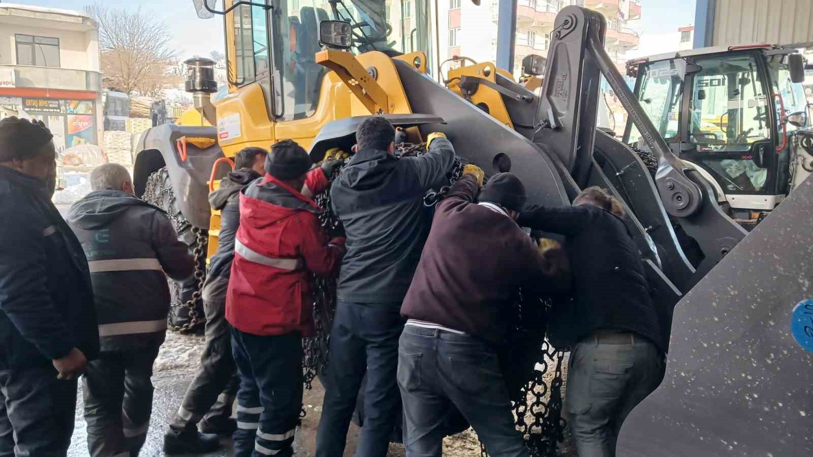 Kulp’ta dondurucu soğuklar oto tamircilerini zorluyor
