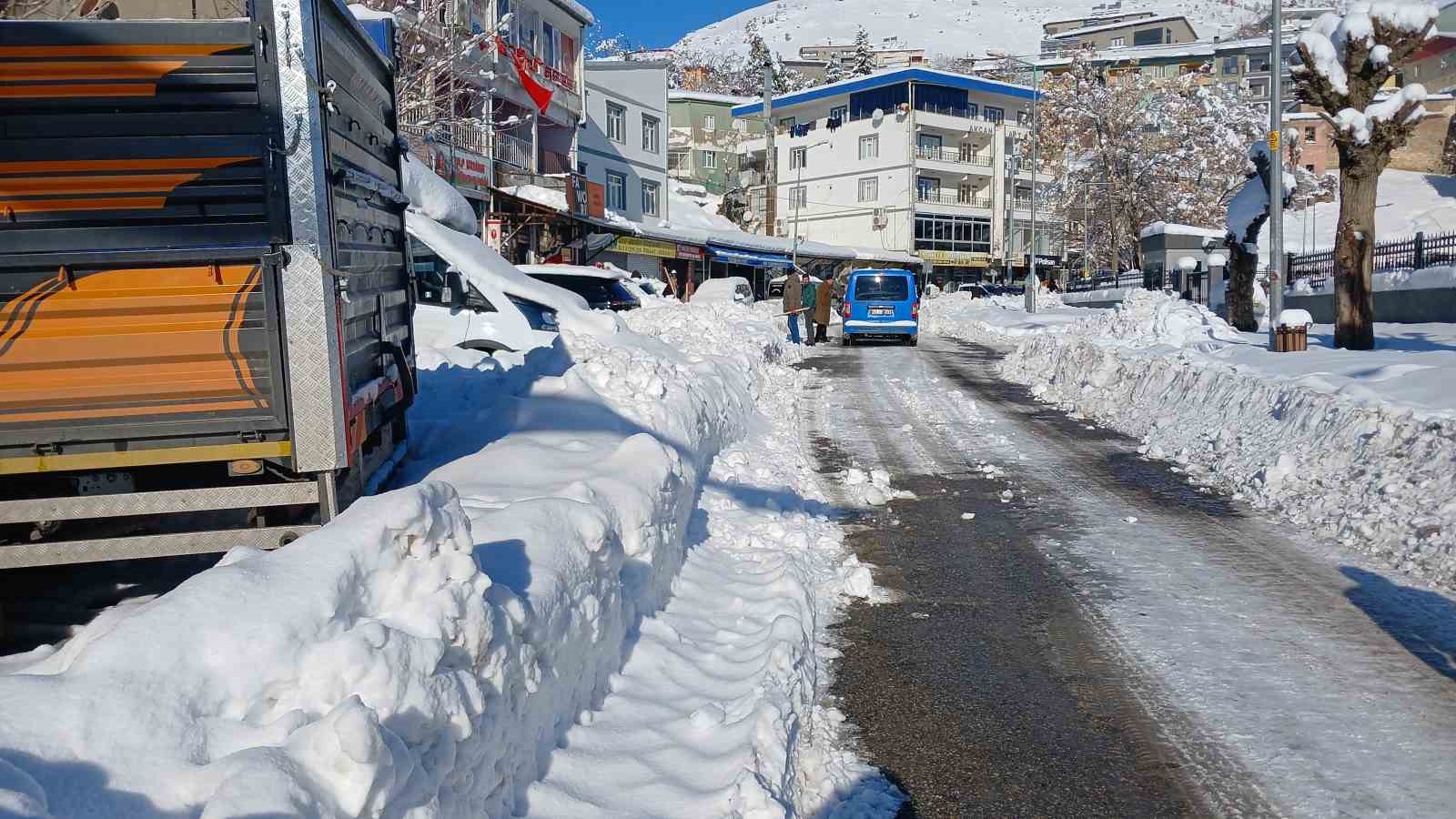 Kulp’ta kar çekildi, dondurucu soğuk etkisini artırdı
