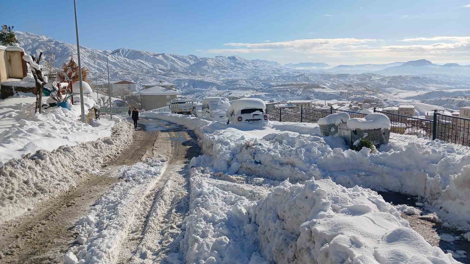 Kulp’ta kar çekildi, dondurucu soğuk etkisini artırdı
