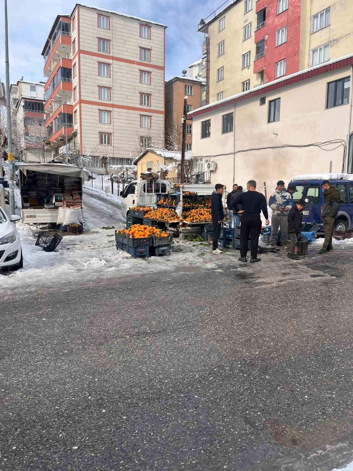 Kulp’ta kar esareti: Pazar esnafının büyük çoğunluğu tezgah açamadı
