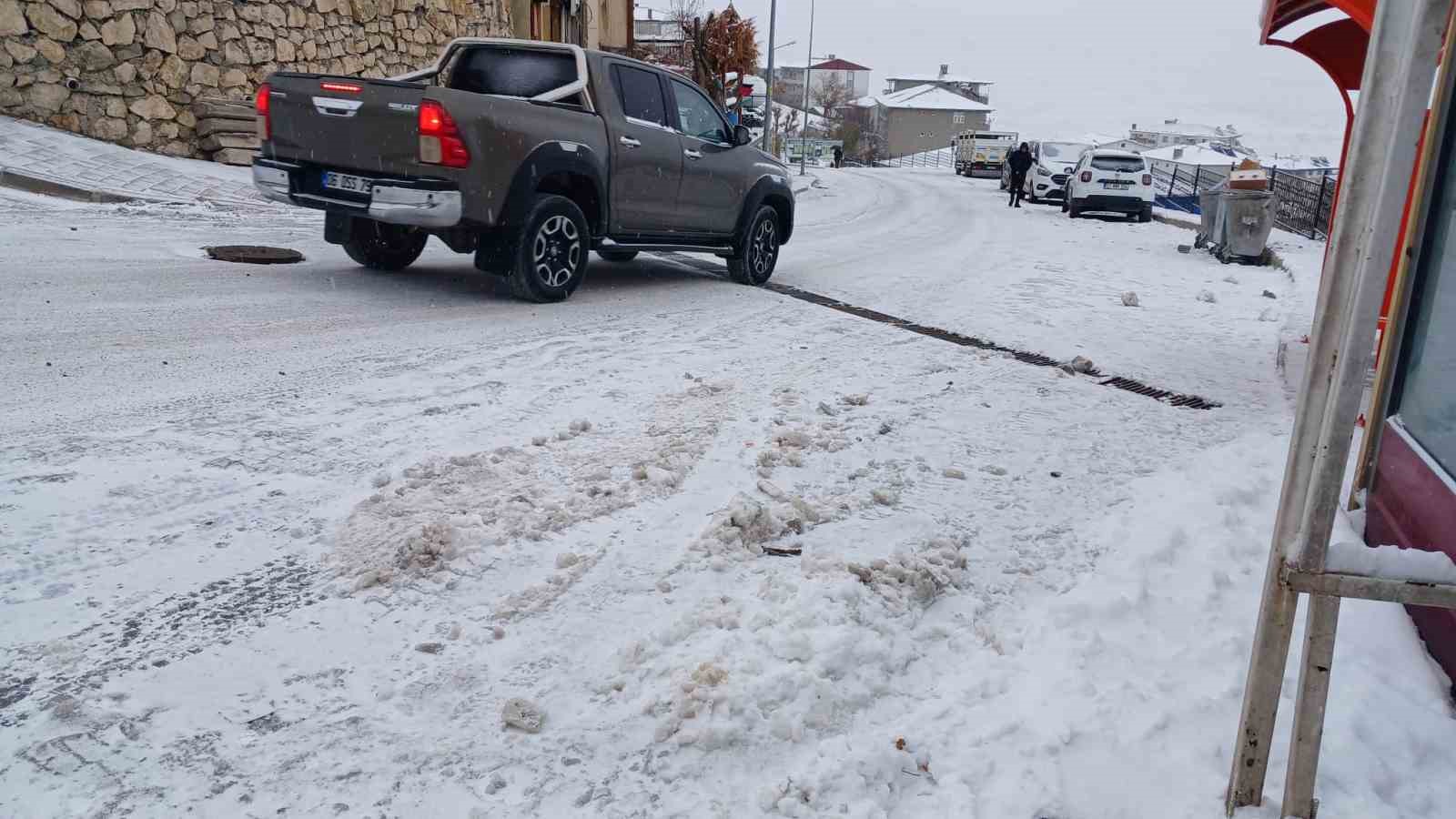 Kulp’ta kar nedeniyle yaşam durma noktasına geldi
